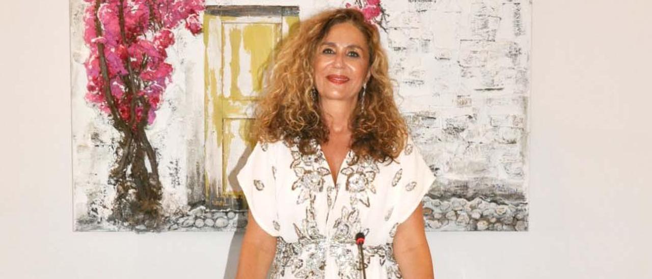 La pintora de Ibiza Marta Torres presenta su obra ante más de 200 personas