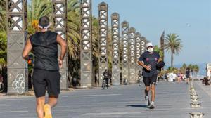 Dos personas corriendo por el Passeig Marítim. 