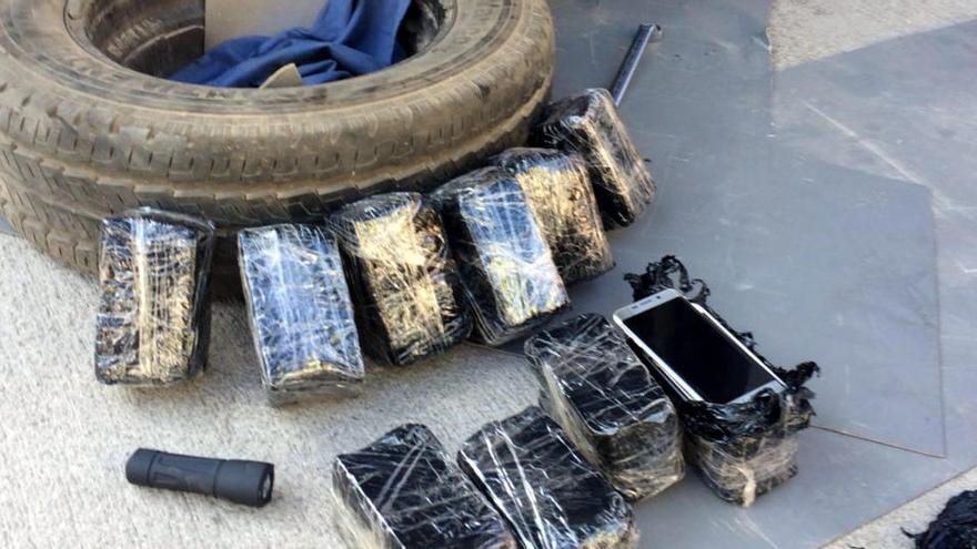 Detingut un conductor amb 100 mòbils robats amagats a la roda de recanvi