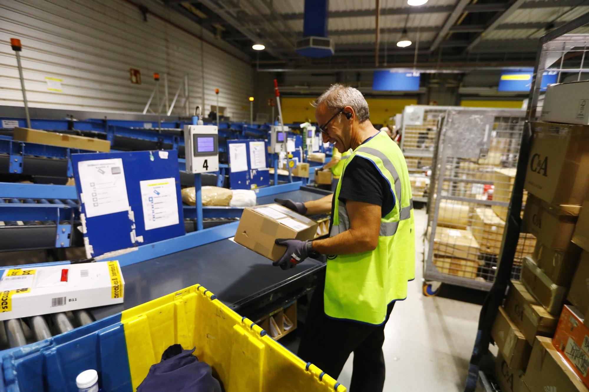 En imágenes | El centro de clasificación de Correos trabaja a destajo a las puertas del Black Friday