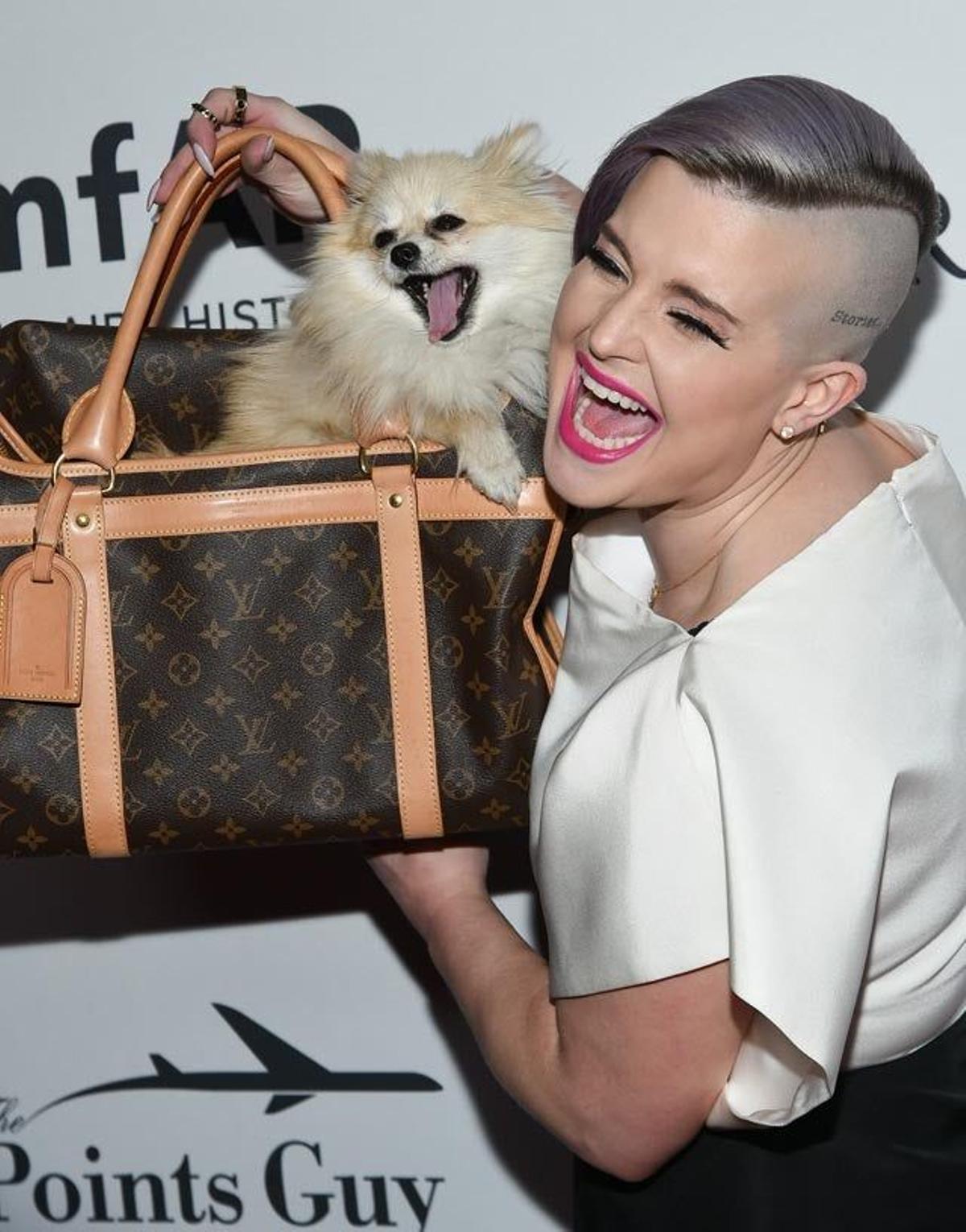 Kelly Osbourne con su perro, en la séptima edición de la amfAR Inspiration Gala celebrada en Nueva York.