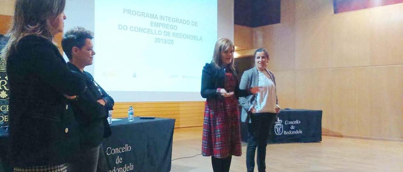 La alcaldesa, Digna Rivas, presenta el Programa Integrado de Empleo en el multiusos de A Xunqueira.