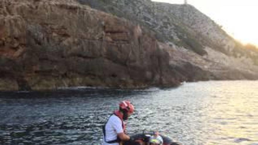 Un menor de 15 años se fractura las dos muñecas al precipitarse desde una gruta al mar en Xàbia