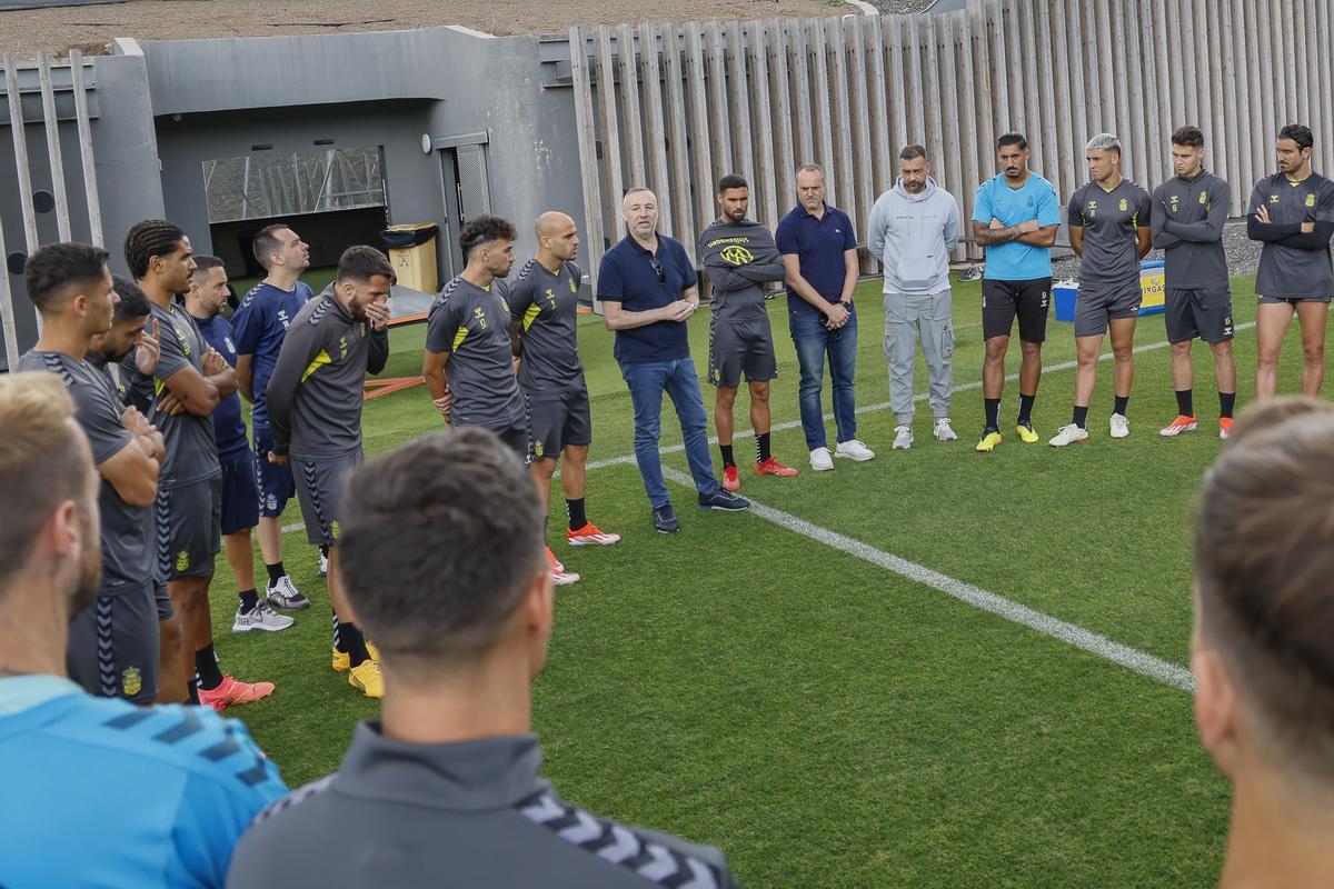 Ramírez habla con los jugadores, cuerpo técnico y dirección deportiva, esta mañana, en Barranco Seco.