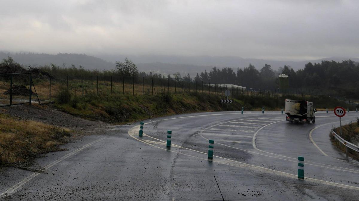 Entorno donde se emplazan los terrenos destinados al polígono de O Pino, junto al aeropuerto