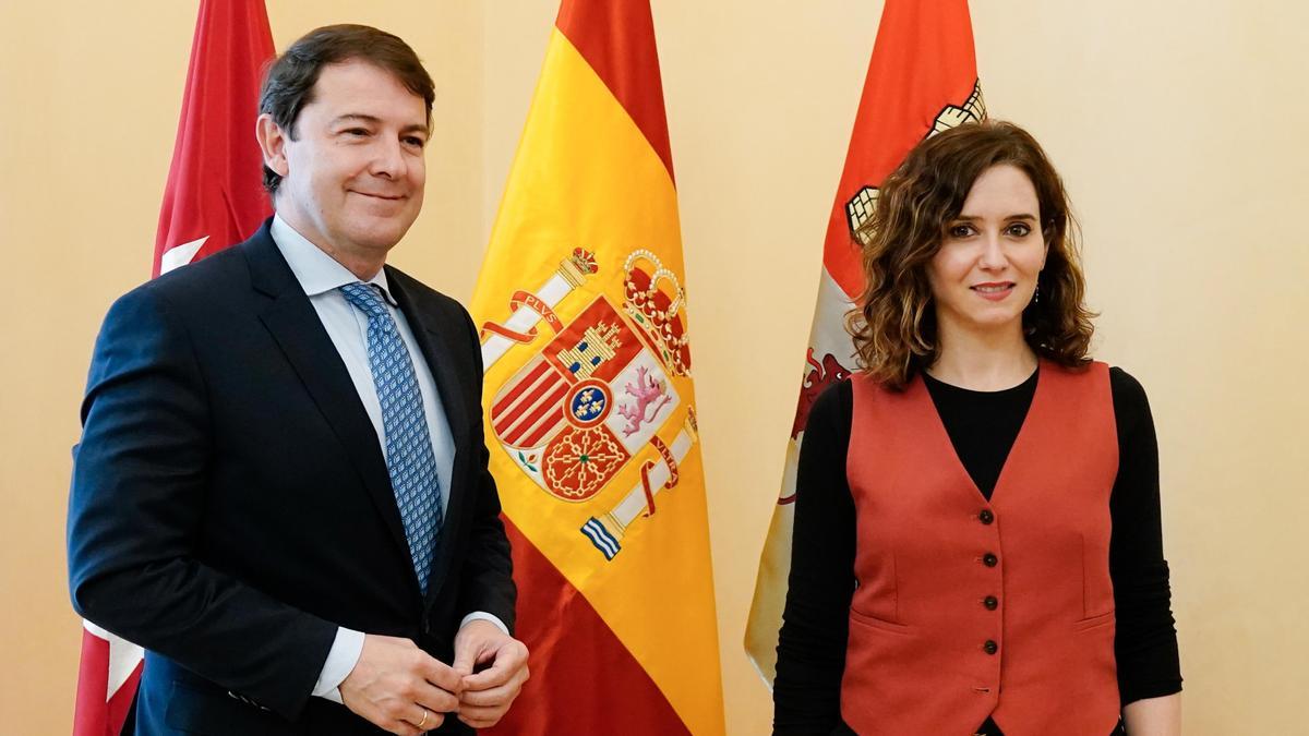 El presidente de Castilla y León y candidato a la reelección, Alfonso Fernández Mañueco y la presidenta de la Comunidad de Madrid, Isabel Díaz Ayuso.