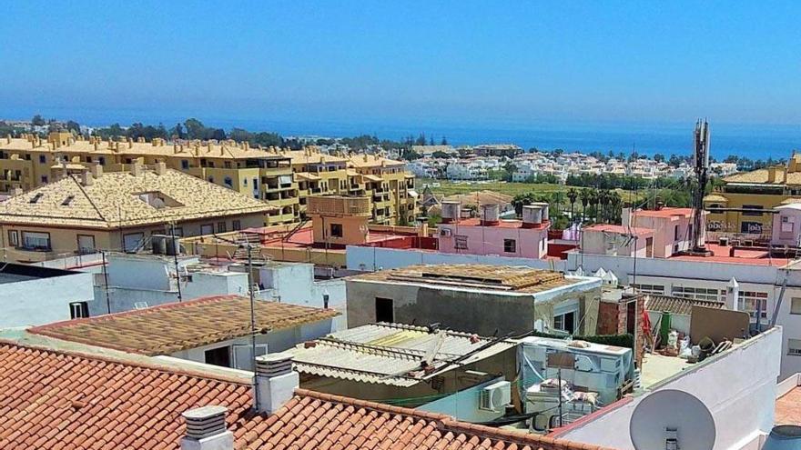 Vista de las construcciones en la cubierta del edificio desde la azotea de un inmueble colindante.