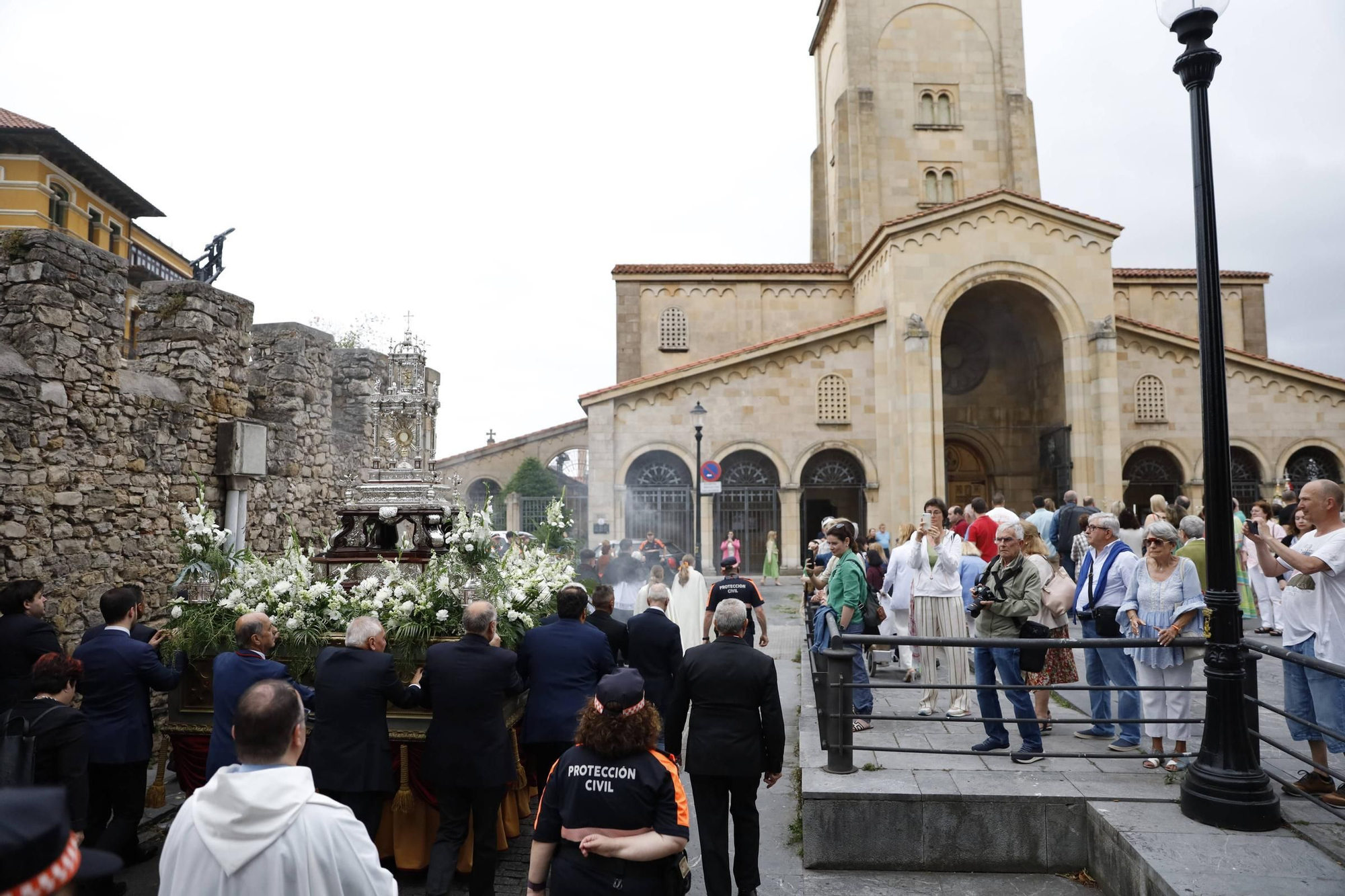 Pétalos, incienso, niños... así fue la procesión del Corpus Christi en Gijón (en imágenes)