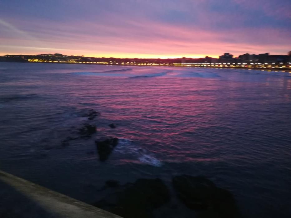 Espectacular amanecer en Gijón.