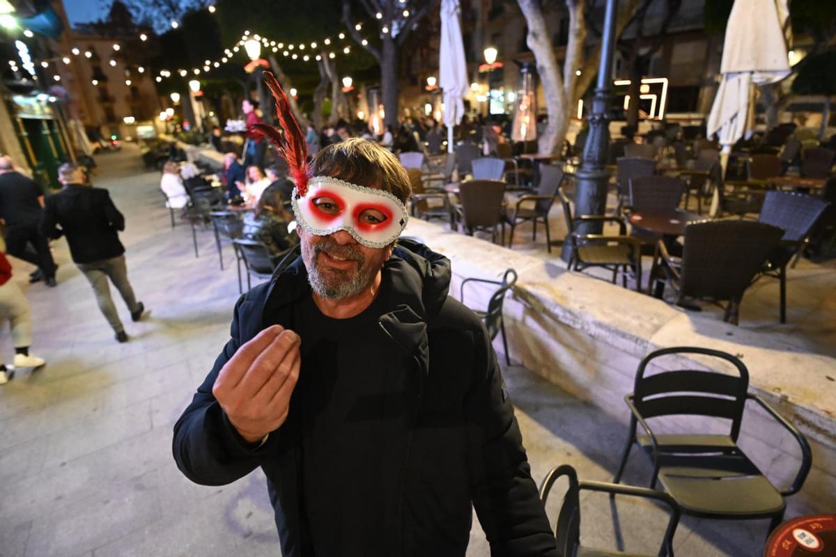 Elche se disfraza pese a la cancelación de Carnaval por el viento