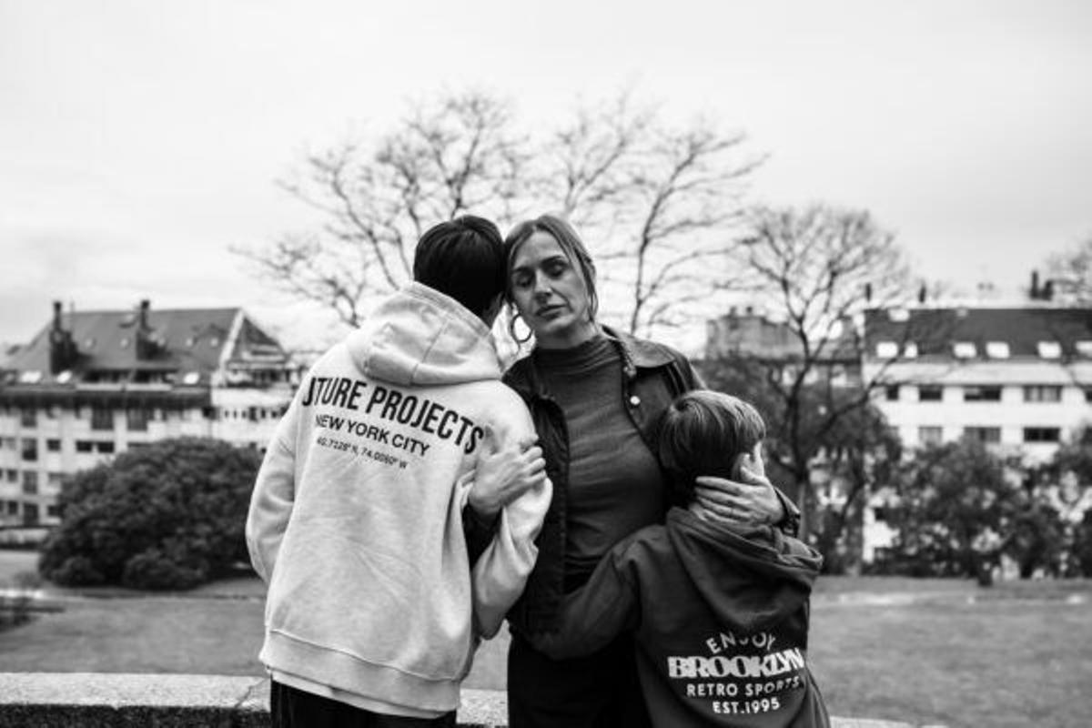 Conchi Gómez, cos seus fillos, nunha fotografía do proxecto 'Virando o rosa', de Diana Fajardo.