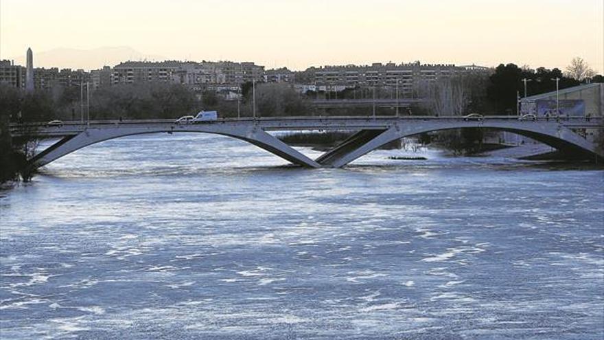 Los pueblos ribereños esperan con cautela la crecida del Ebro