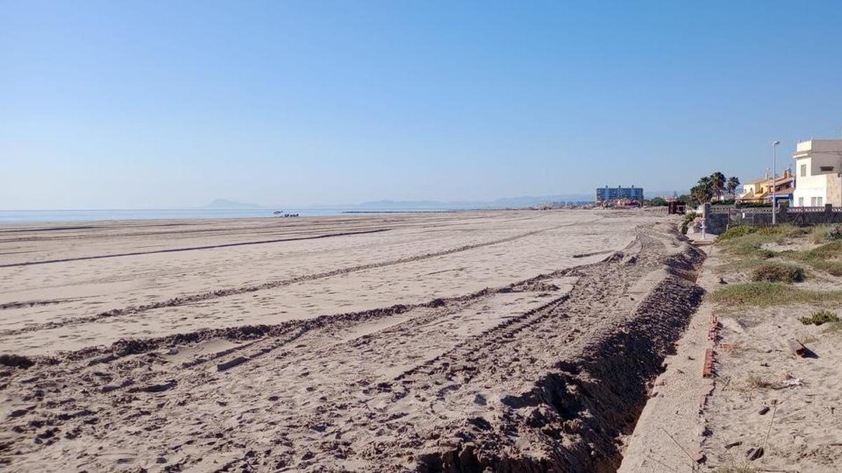Perspectiva de la playa tras la aportaciones de arena realizadas en el litoral sur.
