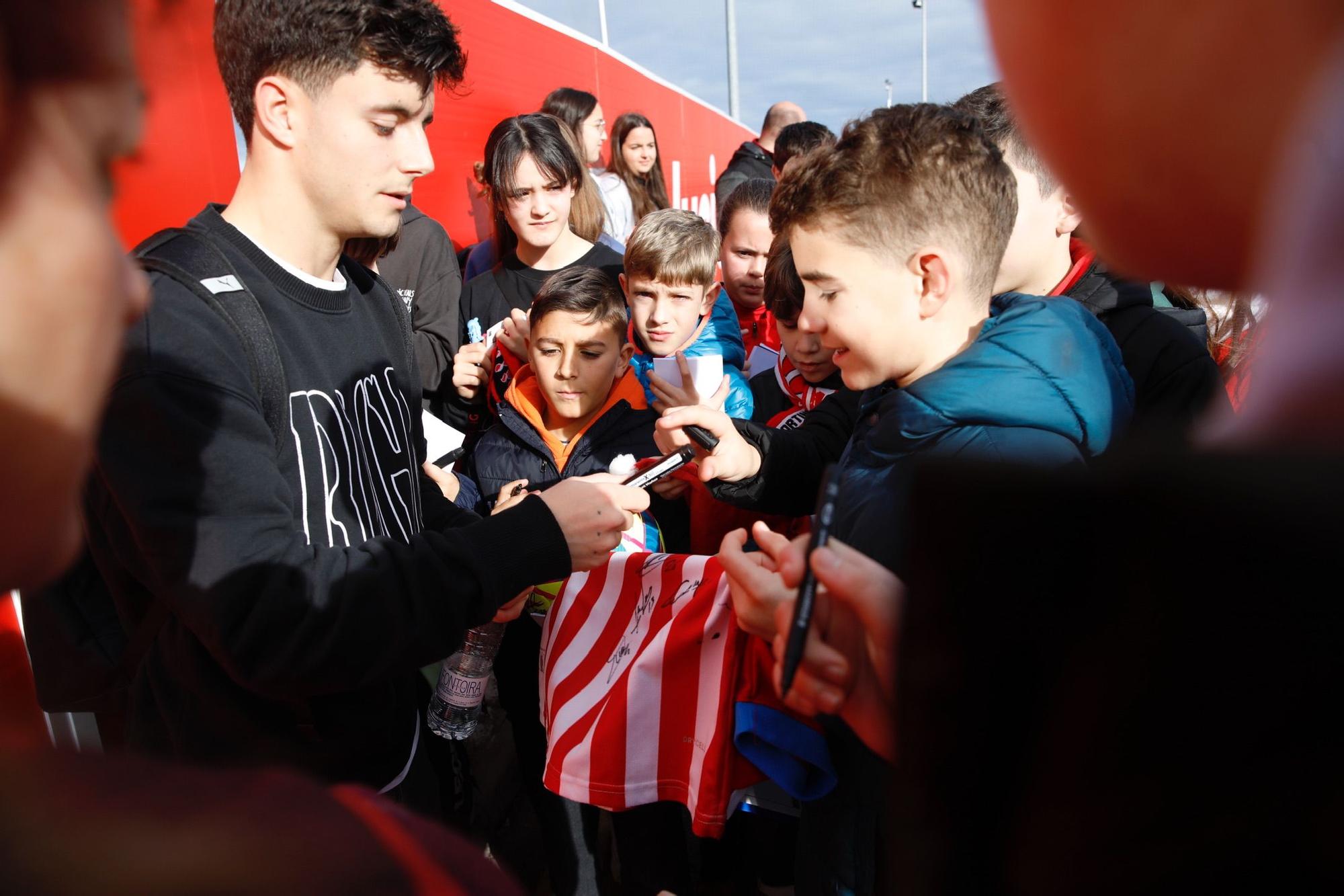 En imágenes: Así fue el encuentro entre aficionados y jugadores del Sporting