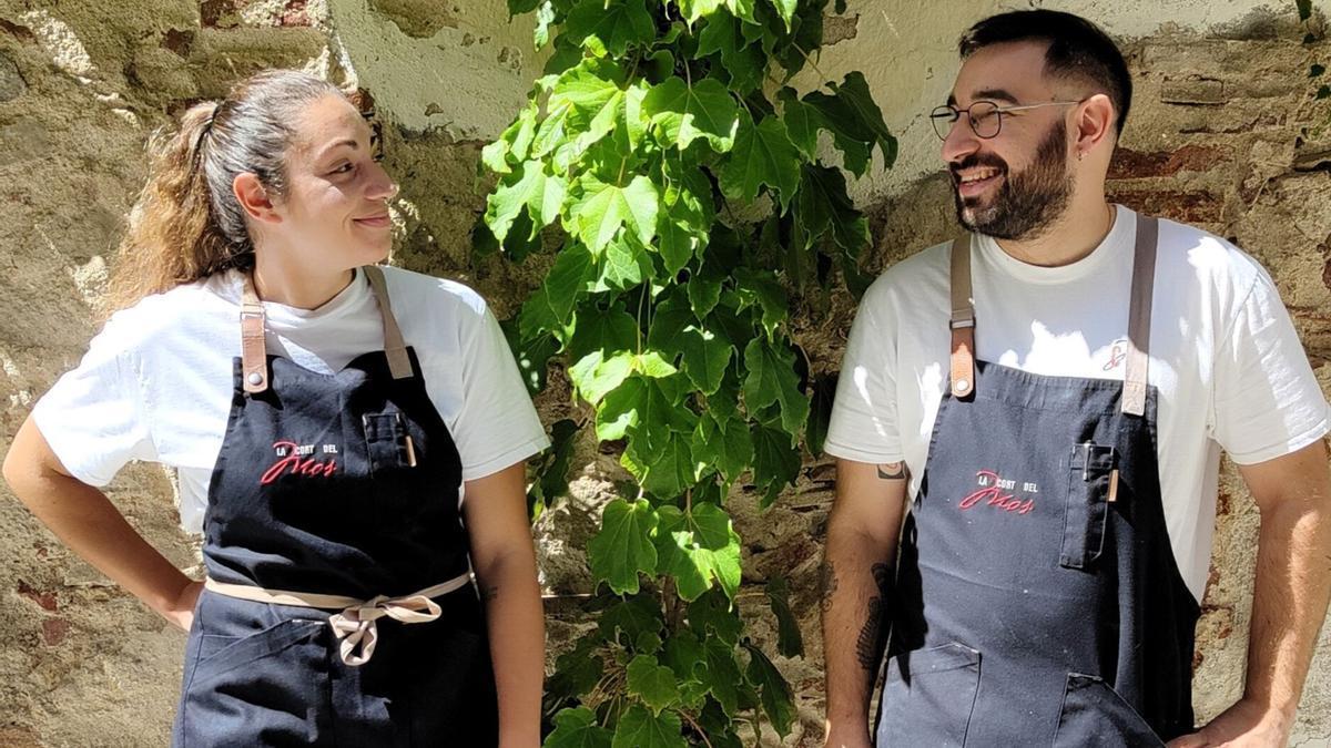 Helena Termes y Jeffrey Ruiz, en la entrada de La Cort del Mos.