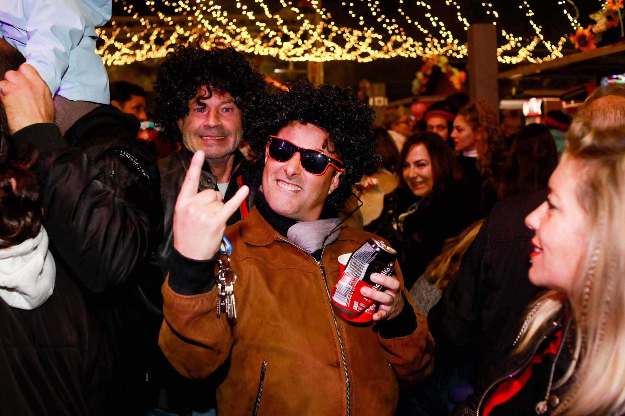 Encuéntrate en nuestra galería de fotos de la fiesta Flower Power de Sant Antoni