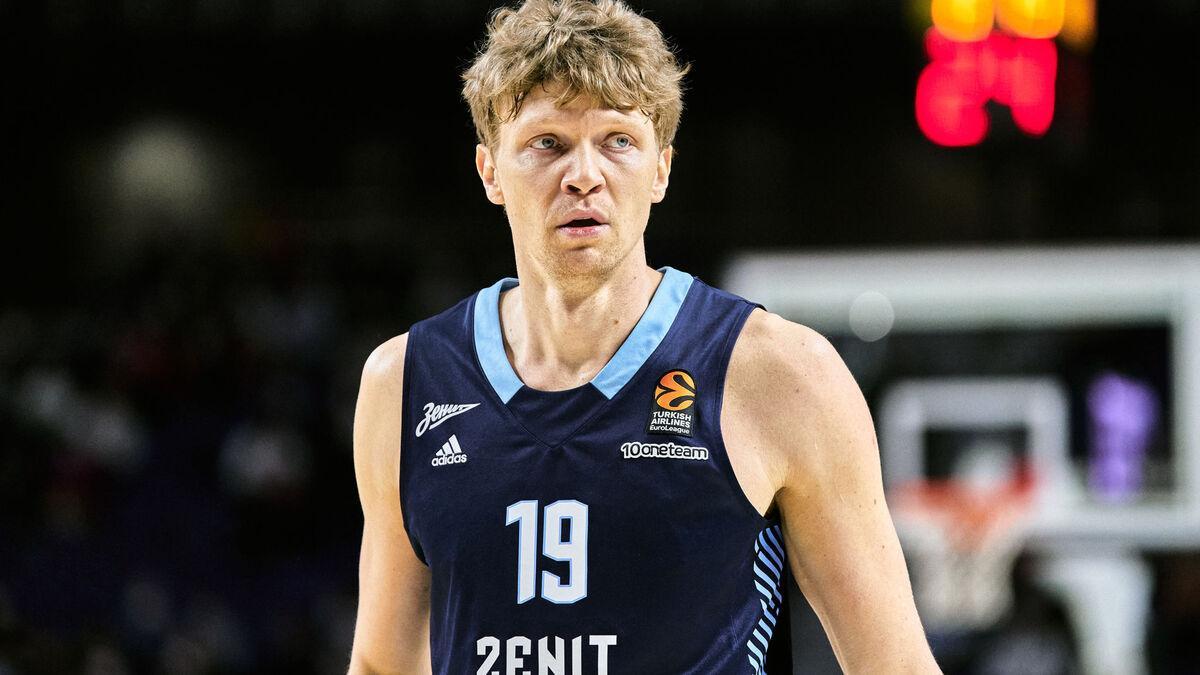 Mindaugas Kuzminskas durante un partido con el Zenit