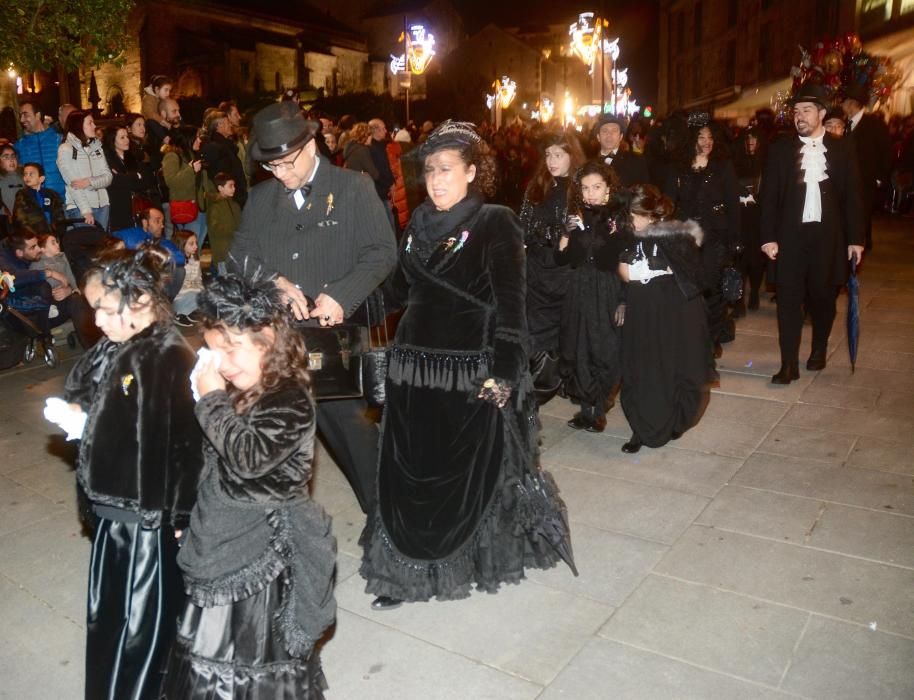 La quema del emblemático loro, ataviado de color violeta, pone fin al intenso Entroido pontevedrés.