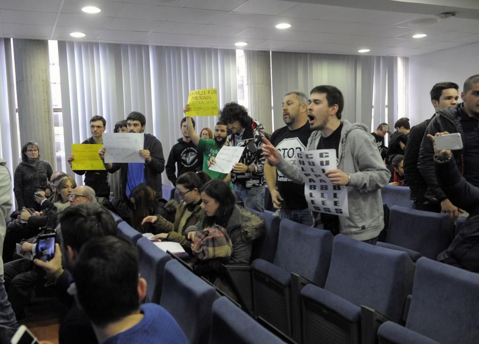 Estudiantes y miembros de la PAH revientan un acto en la Universidad