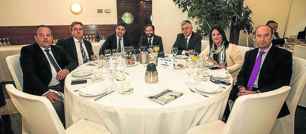 El vicepresidente de la Cámara Carlos Baño; el secretario general de la Asociación de Promotores (Provia), Jesualdo Ros; el director de la Cámara, Carlos Mazón; el secretario general de la Federación del Metal (Fempa), Luis Rodríguez; el jefe de comunicación de la Cámara de Alicante, Santiago Lumbreras; la secretaria general de la Federación de Obras Públicas de Alicante (FOPA), Rosa Vinal; y el presidente de la Fundación Empresa-Universidad de Alicante (Fundeun), Manuel Cazorla.