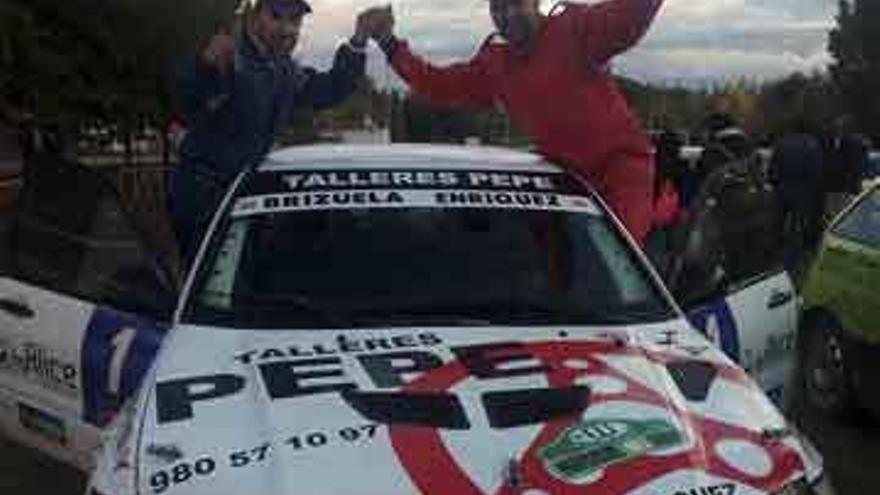 Enríquez, con su copiloto José Brizuela, tras ganar en León.