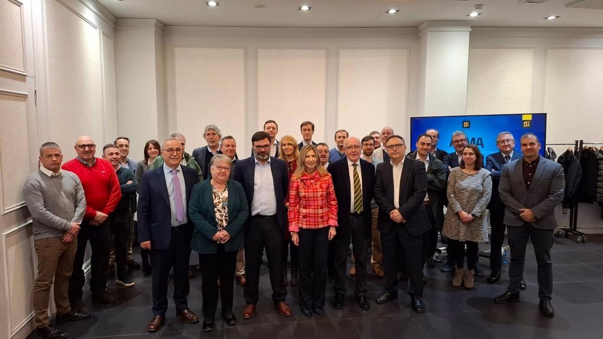 La vicepresidenta del Gobierno de Aragón, Mar Vaquero, con la Agrupación de Empresas Mineras de Aragón