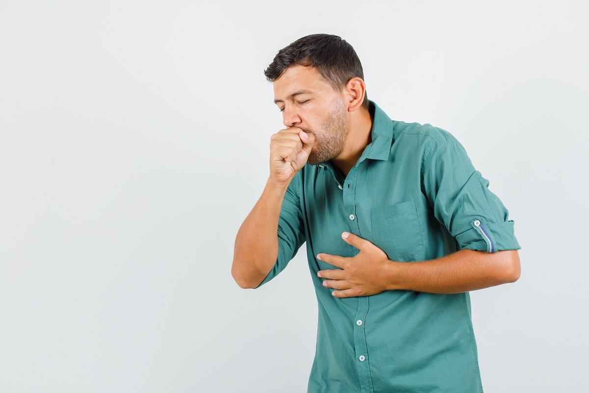 La tos persistente es uno de los primeros síntomas.