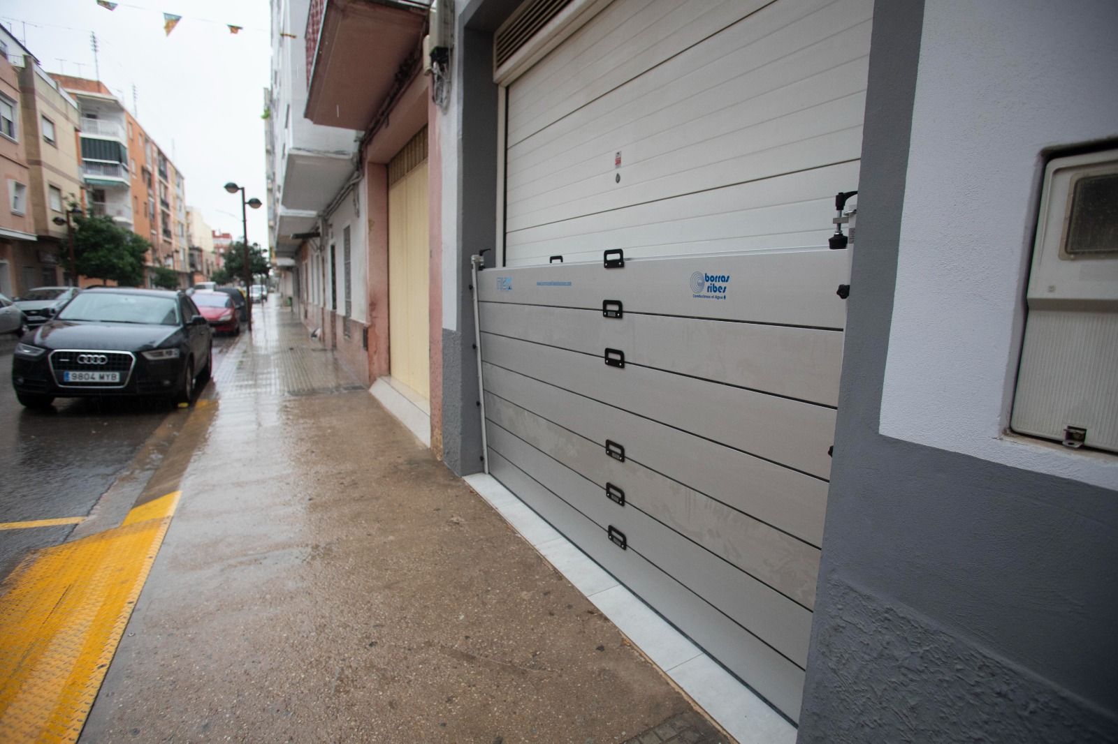 Barreras en las viviendas por la alerta de lluvia en Algemesí