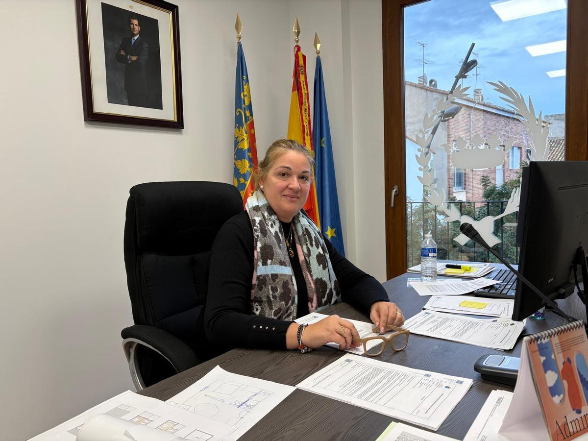 La alcaldesa Paqui Llopis en su despacho de alcaldía.