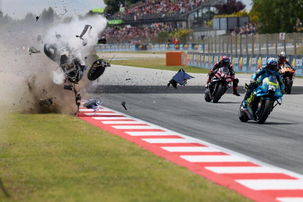 Las impactantes imágenes del durísimo accidente de Àlex Márquez en el GP de Catalunya