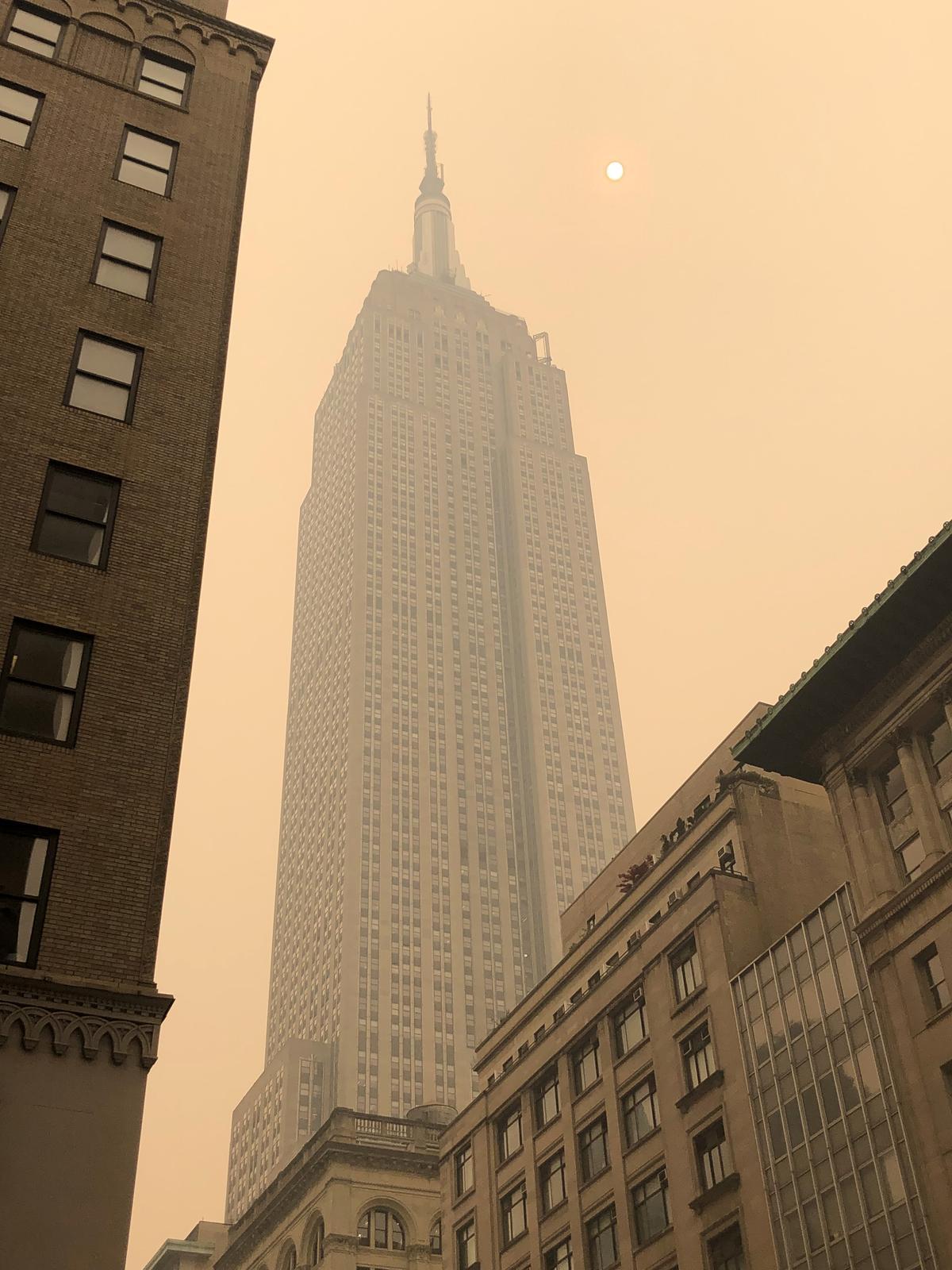 La neblina tóxica de color naranja asola Nueva York a su paso por la costa noreste