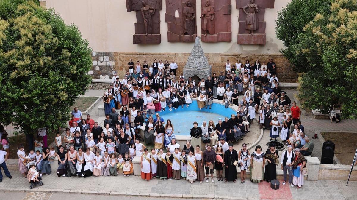 Foto de familia para cerrar la Fira d'Oficis de Benassal.