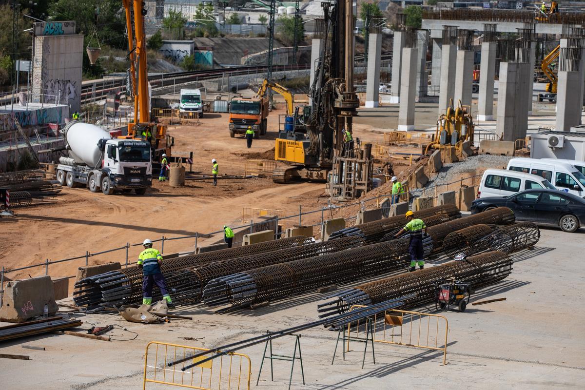 Operarios trabajando en la futura estación de la Sagrera y el Parque Lineal, desde el puente de Bac de Roda