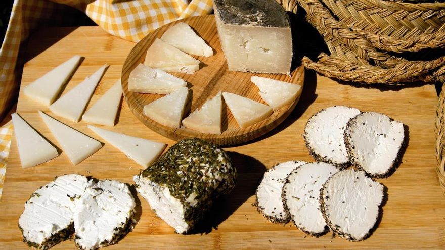 Torre del Mar celebra este domingo el Mercado de Queso Artesano de Cabra Malagueña y Vino de la Axarquía