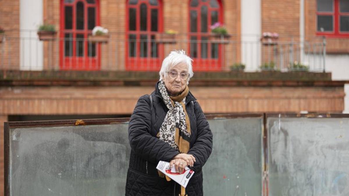 Rosario Ibáñez, frente a lo que eran las Escuelas Comerciales, ahora escuela Cavall Bernat, este jueves.