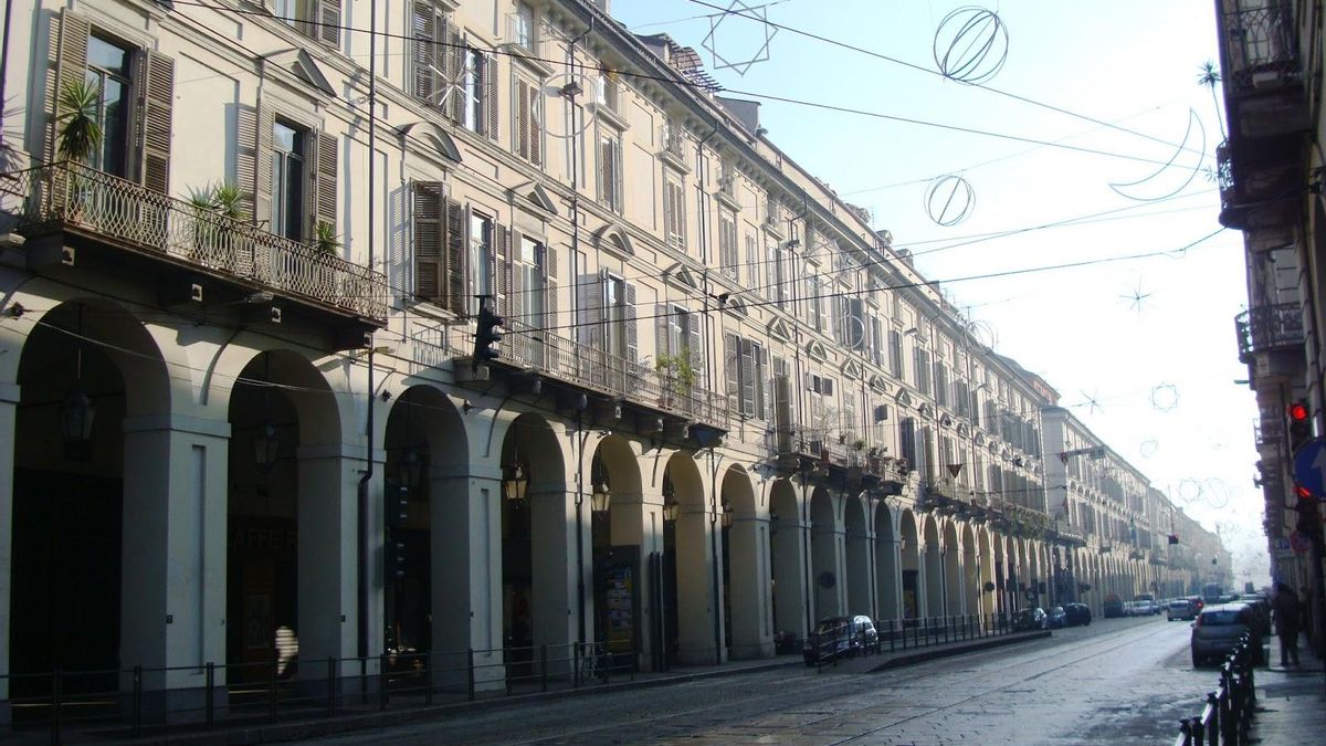Una calle vacía de Turín, ciudad en la que está ambientada la novela de Cesare Pavese 'El bello verano'.
