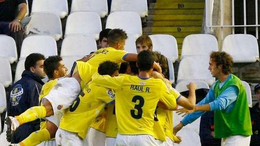 Los jugadores del Espanyol celebran el tanto de la victoria. / a. aja / efe