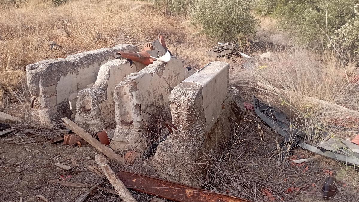Otros topes señalizadores de las obras de la hiperronda, en estado de descomposición en el parque periurbano de La Virreina.