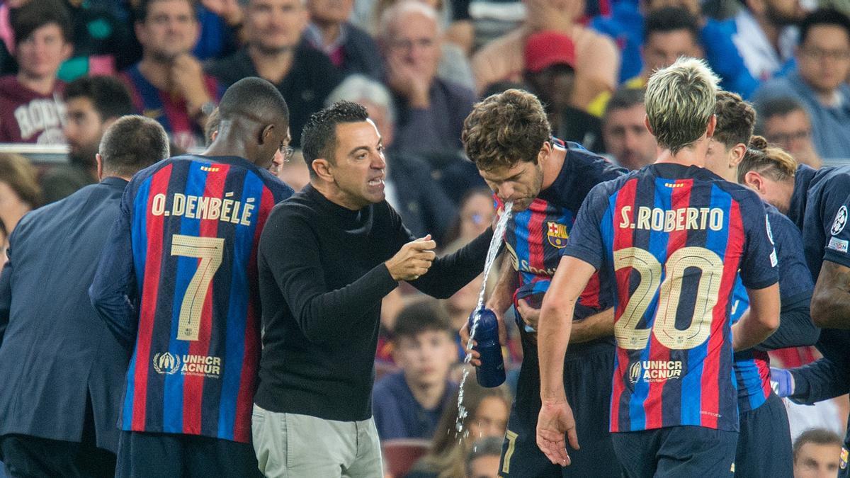 Xavi charla con Marcos Alonso en el Camp Nou durante el Barça-Inter.