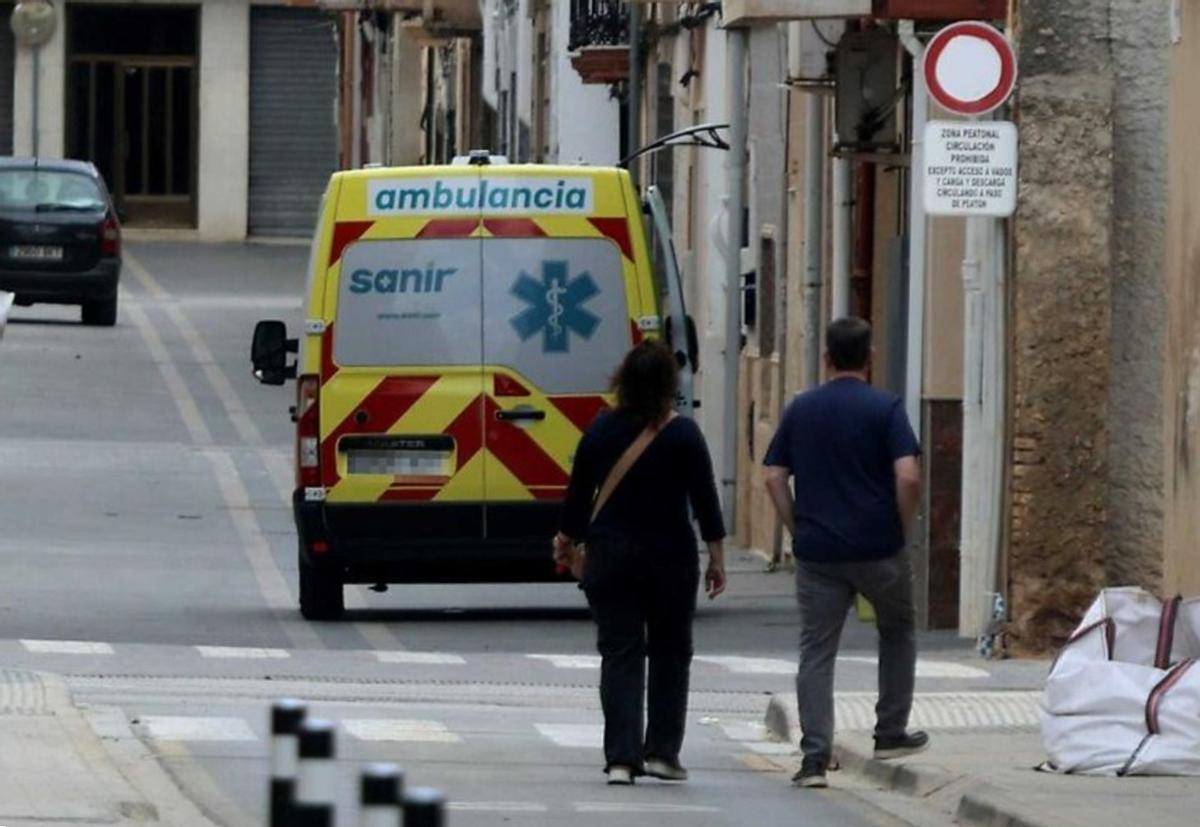 Uno de los vehículos medicalizados que han asumido la evacuación de la mujer en Alfafar