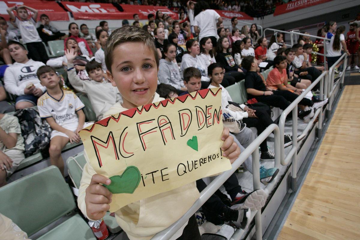 Un niño con una pancarta de apoyo a Thad McFadden en 'El partido del recreo'