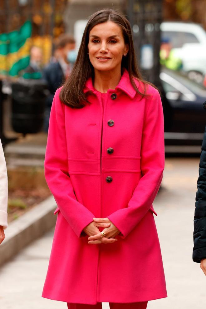 El último estreno del 2022 de la reina Letizia es un abrigo rosa fucsia