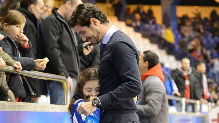 Víctor Sánchez, ayer antes del comienzo del partido ante el Sevilla.