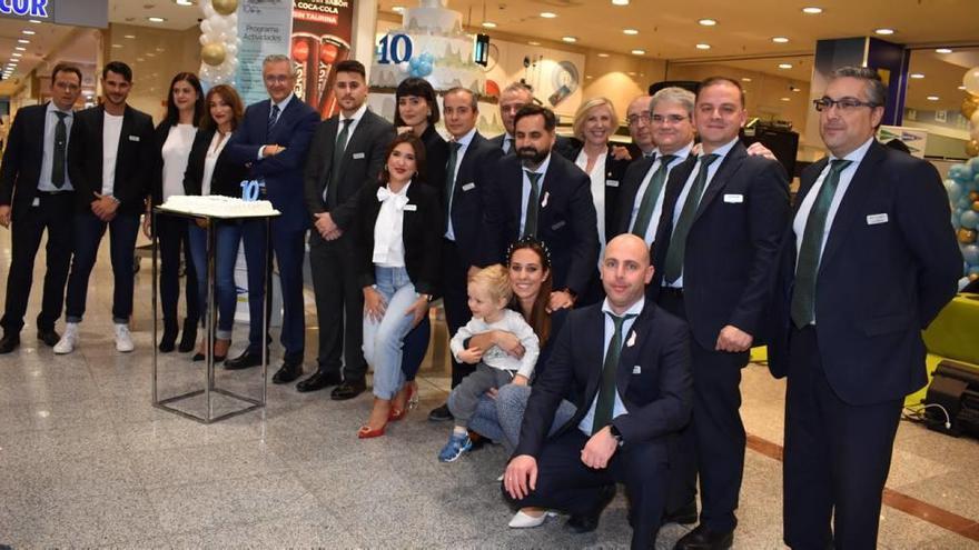 Empleados de Myrtea posan durante la fiesta de celebración de los 10 años.