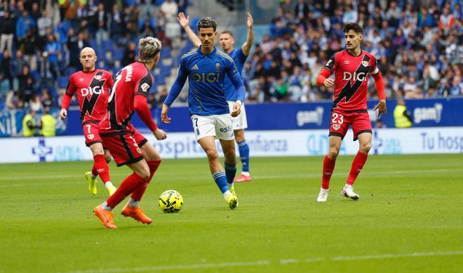 Las imágenes del partido entre el Real Oviedo y el Rayo Vallecano en el Tartiere