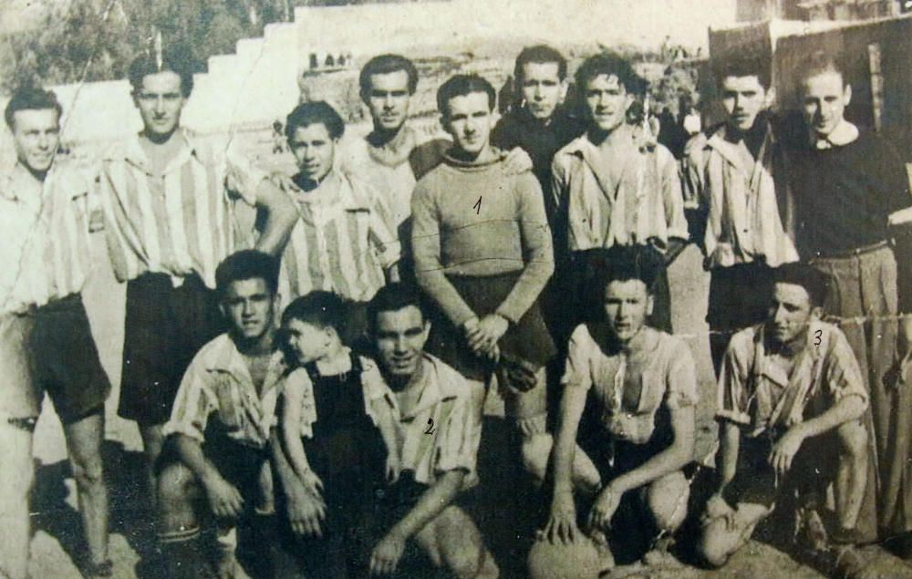 El más pequeño de la foto es Pedro Medina Guerrero en 1943, en el campo de Segalerva, con el equipo Juventud Paleña, en el que su hermano, Antonio Medina, era el utillero.