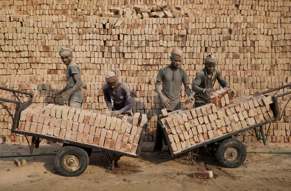 Trabajadores de una fábrica de ladrillos en Bangladesh