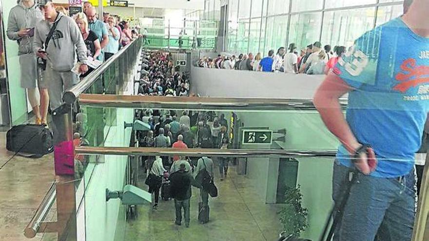 Colas y desmayos en El Altet por falta de policías para controlar los pasaportes