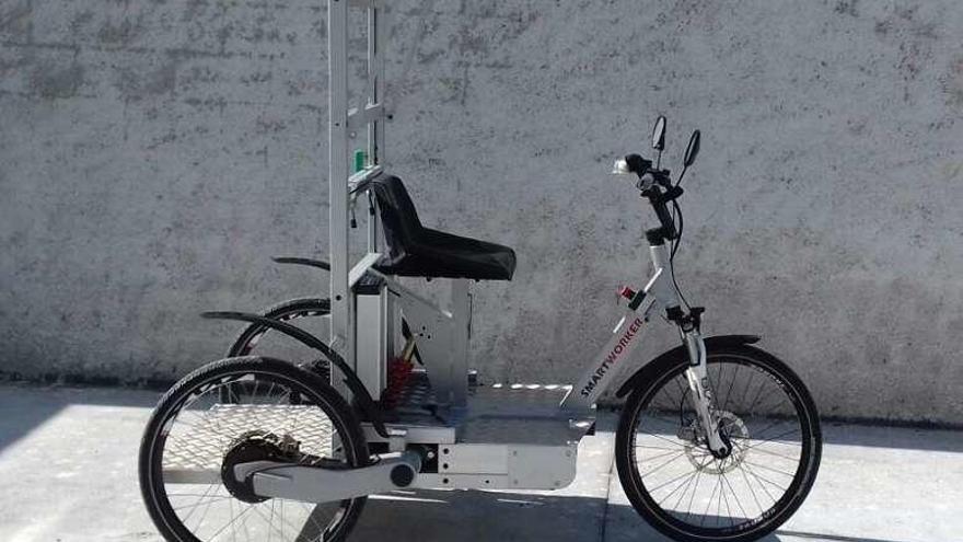 Triciclo que utiliza el servicio de limpieza viaria de Arteixo.
