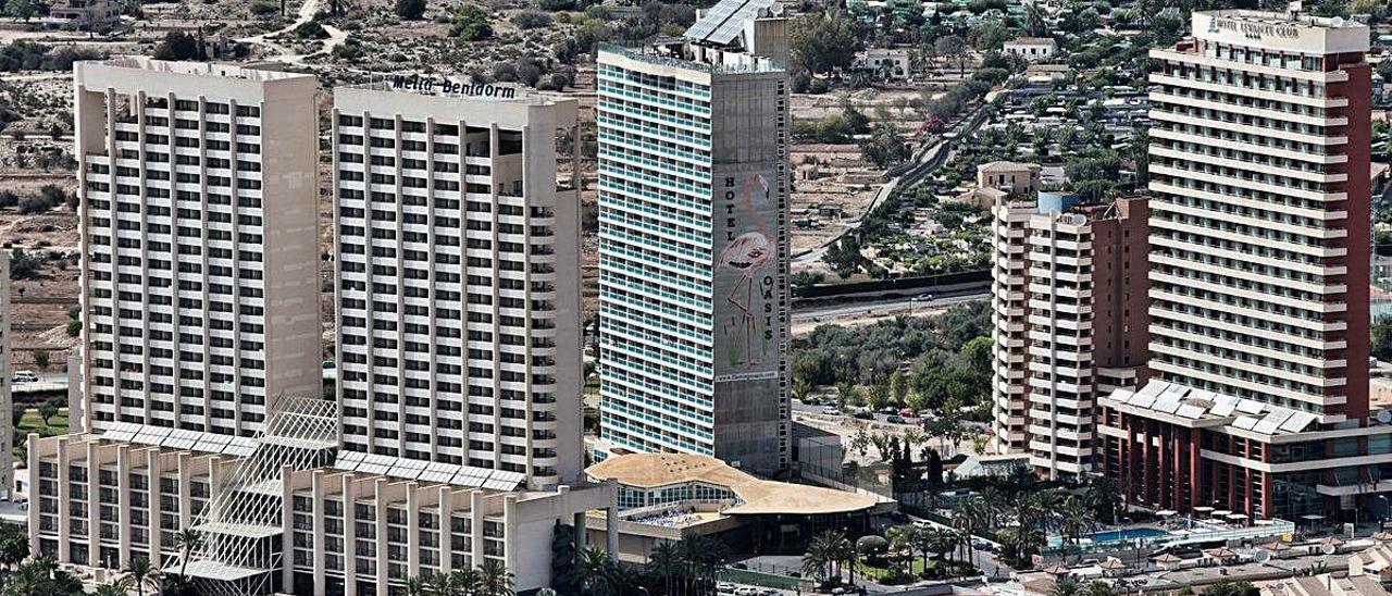 En el centro, el hotel Flamingo Oasis de Benidorm, que compró Azora el año pasado.